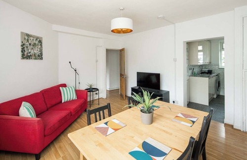 St. Dunstan's Apartment | Stylish 2BD Flat with Balcony Near Stepney Green