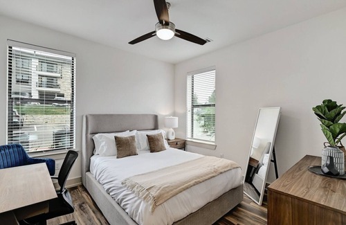 East Oak Hill Apartment | Stylish 2Bed/2Bath Apt + 1G WiFi + Parking