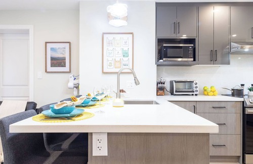 Cooksville Apartment | Stylish 2bed, 2bth Apt. Close to Malls & 25 Mins to Toronto