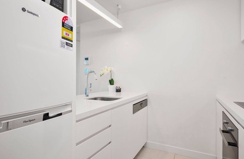 Melbourne Apartment | Stylish 2BR Apartment St Kilda Rd w Pool Parking