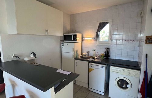 Valras-Plage Apartment | Stylish 2BR Apt with Pool, AC & Terrace - Sleeps 6, 600m from Beach