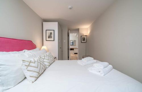 Pimlico Apartment | Stylish 2BR Flat with Garden Near Buckingham Palace