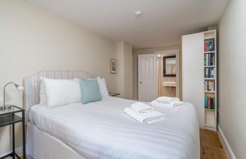 Pimlico Apartment | Stylish 2BR Flat with Garden Near Buckingham Palace