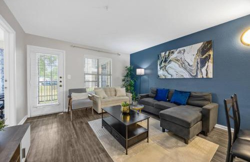 Pleasant Valley Apartment | Stylish 2BR in Downtown, Pool Gym, near Airport