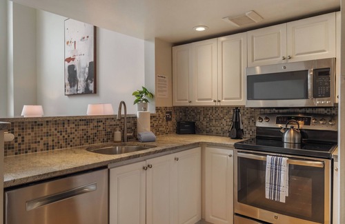Belltown Condo | Stylish 2BR Penthouse with Parking & Pool!