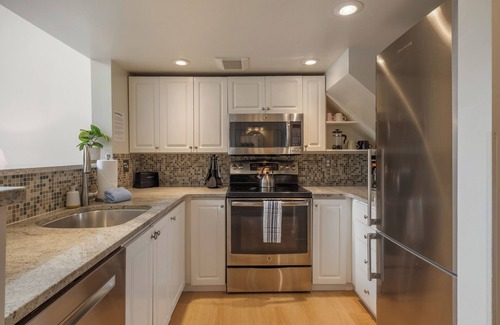 Belltown Condo | Stylish 2BR Penthouse with Parking & Pool!
