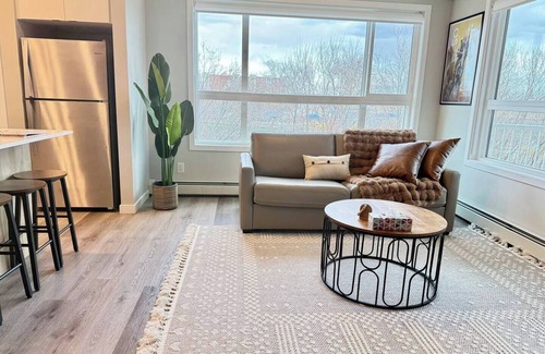 Inglewood Condo | Stylish 2BR Retreat Near Parks&Paths 10-min DT/Zoo