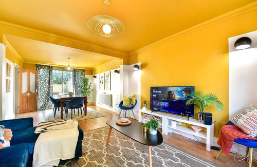 Roath House | Stylish 3 bed central home with parking!