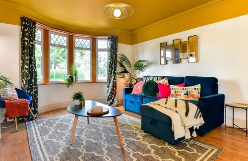 Roath House | Stylish 3 bed central home with parking!