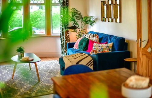 Roath House | Stylish 3 bed central home with parking!