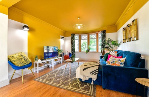 Roath House | Stylish 3 bed central home with parking!