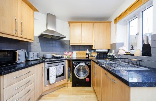 Newham House | Stylish 3-Bed East London Home Contractors Parking Sleeps 5 Near ExCeL London