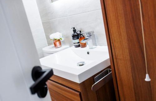 Newham House | Stylish 3-Bed East London Home Contractors Parking Sleeps 5 Near ExCeL London