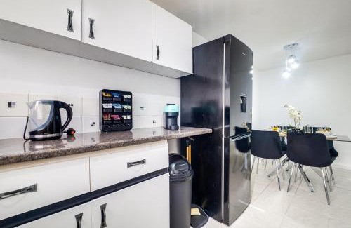 Wolverhampton Apartment | Stylish 3 bed in great location - BTA Homes Serviced Accommodation Wolverhampton