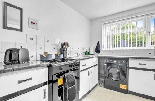 Wolverhampton Apartment | Stylish 3 bed in great location - BTA Homes Serviced Accommodation Wolverhampton
