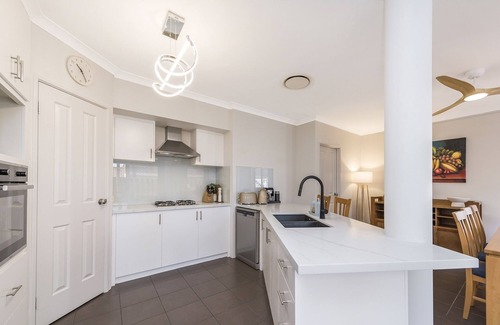 Victoria Park House | Stylish 3-Bed Townhouse with Courtyard & BBQ