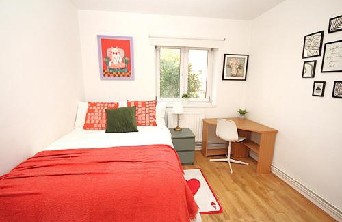 Chaucer Apartment | Stylish 3-Bedroom Apartment mins to London Bridge