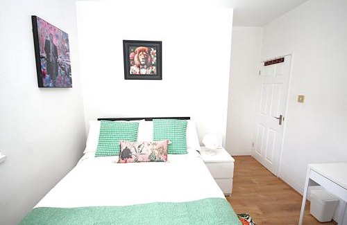 Chaucer Apartment | Stylish 3-Bedroom Apartment mins to London Bridge