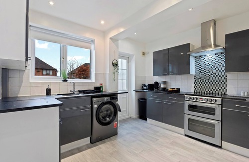 Birmingham House | Stylish 3 bedroom, with free parking and wifi