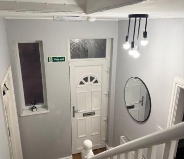 Cradley House | Stylish 3 BR home & Game room & Family Lounge