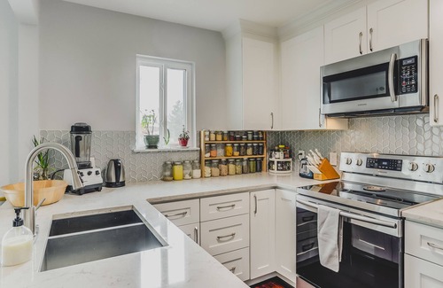 Glenwood Grove - North Iris House | Stylish 3bdrm with Pool & Mountain Views