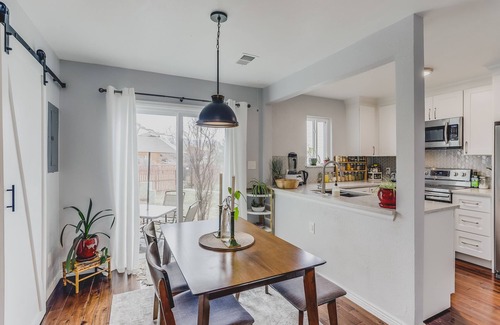 Glenwood Grove - North Iris House | Stylish 3bdrm with Pool & Mountain Views