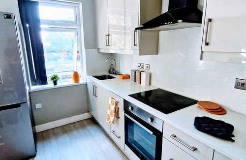 Reading Apartment | Stylish 3bed Central Reading - 6 min walk to Train Station & High Street
