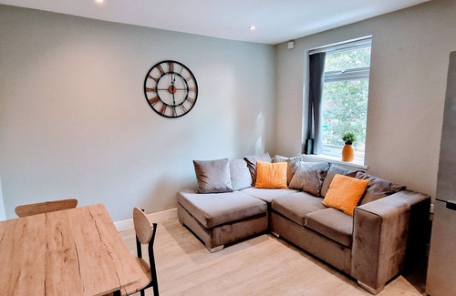Reading Apartment | Stylish 3bed Central Reading - 6 min walk to Train Station & High Street