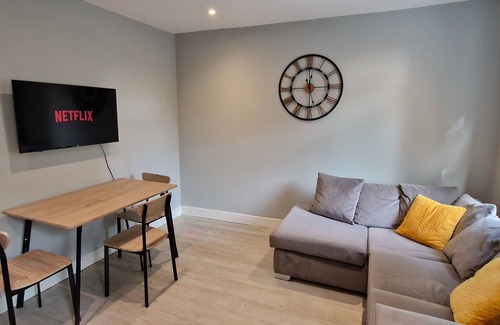 Reading Apartment | Stylish 3bed Central Reading - 6 min walk to Train Station & High Street