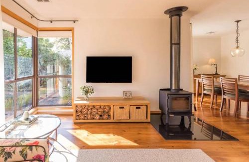 Trentham House | Stylish 3BR Walk to Town