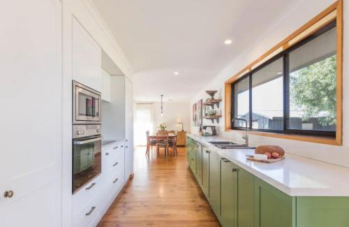 Trentham House | Stylish 3BR Walk to Town