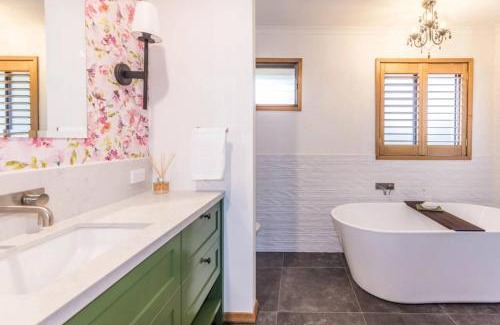 Trentham House | Stylish 3BR Walk to Town