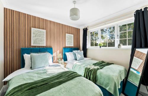 Bracknell House | Stylish 4 bed in Bracknell with Games Room