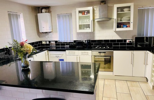 Belle Vue House | Stylish 4-Bed Retreat – 15 Mins to AO Arena & Manchester City Centre!"