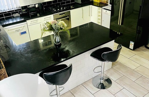 Belle Vue House | Stylish 4-Bed Retreat – 15 Mins to AO Arena & Manchester City Centre!"