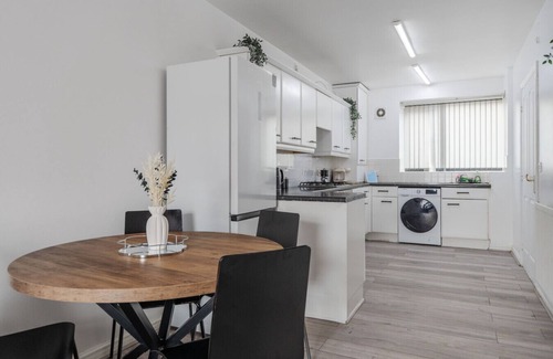 Chorlton-on-Medlock House | Stylish 4bd Townhouse - City Centre - O2 Apollo