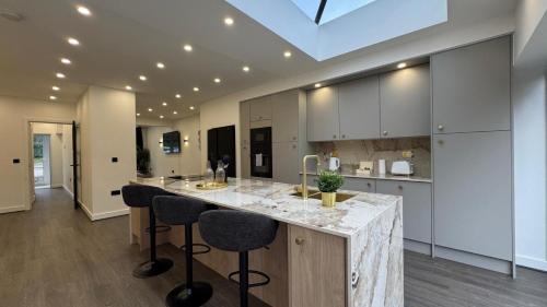 Cradley House | Stylish 4Bed House - Garden - High Speed Internet - Parking 154R