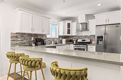 Los Angeles House | Stylish 4BR in the Heart of LA - New Listing - Discounted Rate + Free Parking