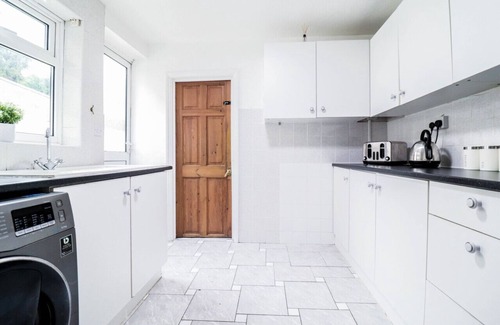 Enfield Lock House | Stylish 4BR Retreat in Enfield - with Free Parking