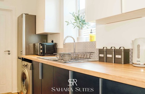 Cradley Heath House | Stylish 5BR - Monthly Stay - Parking