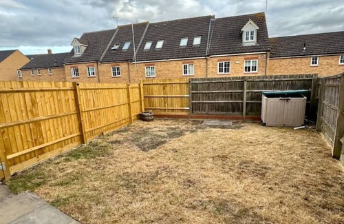 Leighton Buzzard House | Stylish 5BR Retreat: w/King Bed,3Baths and WC,Free Parking -Sleeps 9 Comfortably