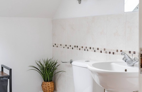 Mildenhall House | Stylish 6-BR Getaway in Quiet Mildenhall Area!