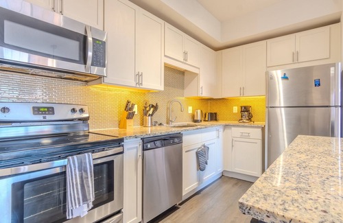 Valley Ranch Apartment | Stylish and Chic 1BR King Suite w/Pool, Gym & Parking