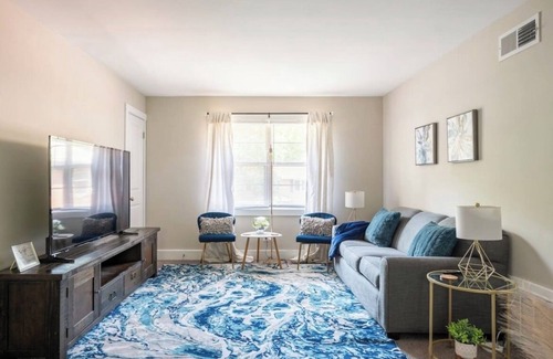 South Tuxedo Park Apartment | Stylish and Cozy 2 Bed/1.5 Bath Home