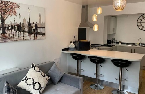 Leigh Apartment | Stylish and Immaculate 2-Bed Apartment in Leigh