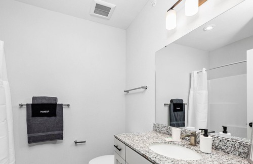 Charlotte Apartment | Stylish and Modern Charlotte Apartment Near UNC 8308