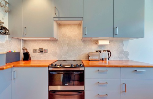 Cambridge Apartment | Stylish and Modern Flat with Free Parking | Pass the Keys