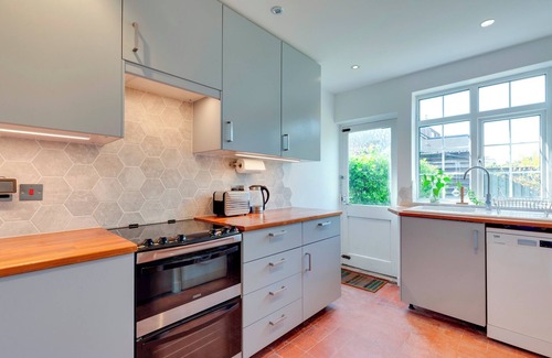 Cambridge Apartment | Stylish and Modern Flat with Free Parking | Pass the Keys