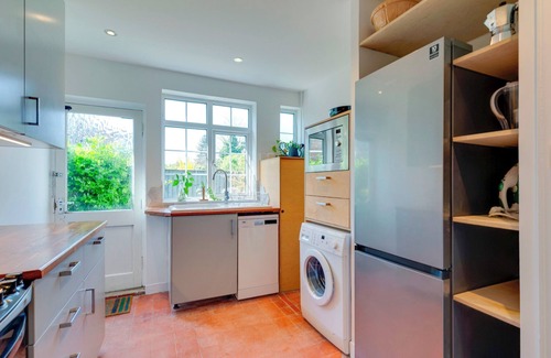 Cambridge Apartment | Stylish and Modern Flat with Free Parking | Pass the Keys