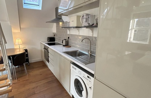 Clifton Apartment | Stylish Apartment in the Heart of Clifton Village. Street Parking permit avail.